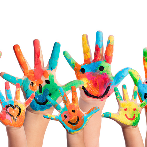 Des mains d’enfants peintes avec des sourires