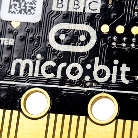 un circuit imprimé avec les mots micro:bit.