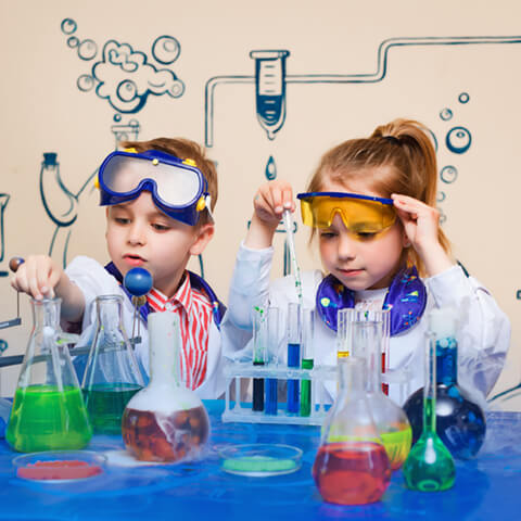 deux jeunes enfants qui mènent des expériences scientifiques.