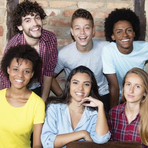 Groupe de six adolescents.