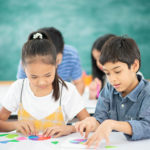 Groupe d'élèves qui étudient les mathématiques avec l'enseignant en classe