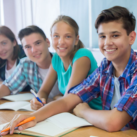 Des étudiants en train de faire leurs devoirs en mathématiques