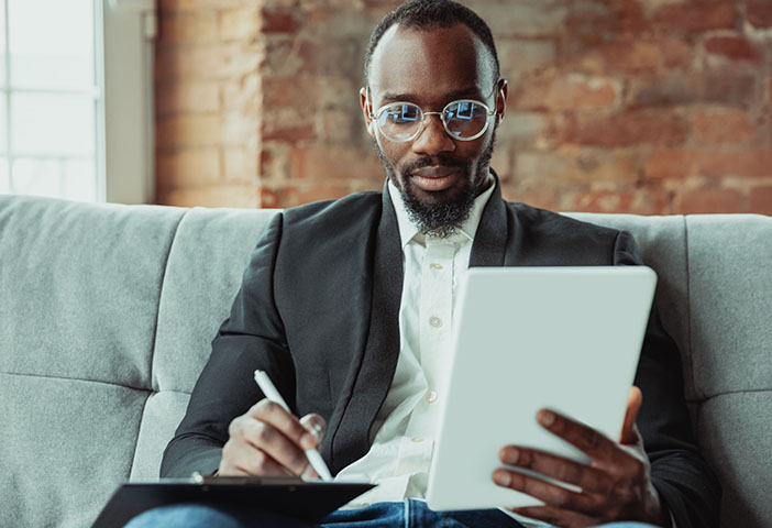 Un homme qui lit l’infolettre à partir d’une tablette.