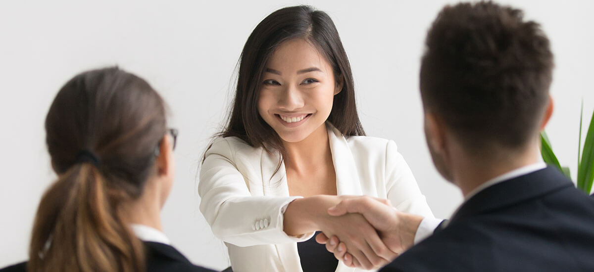 Une femme en entrevue pour un emploi.