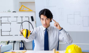 Un agent de santé et sécurité demande d’utiliser des outils de sécurité dans l’environnement de travail.